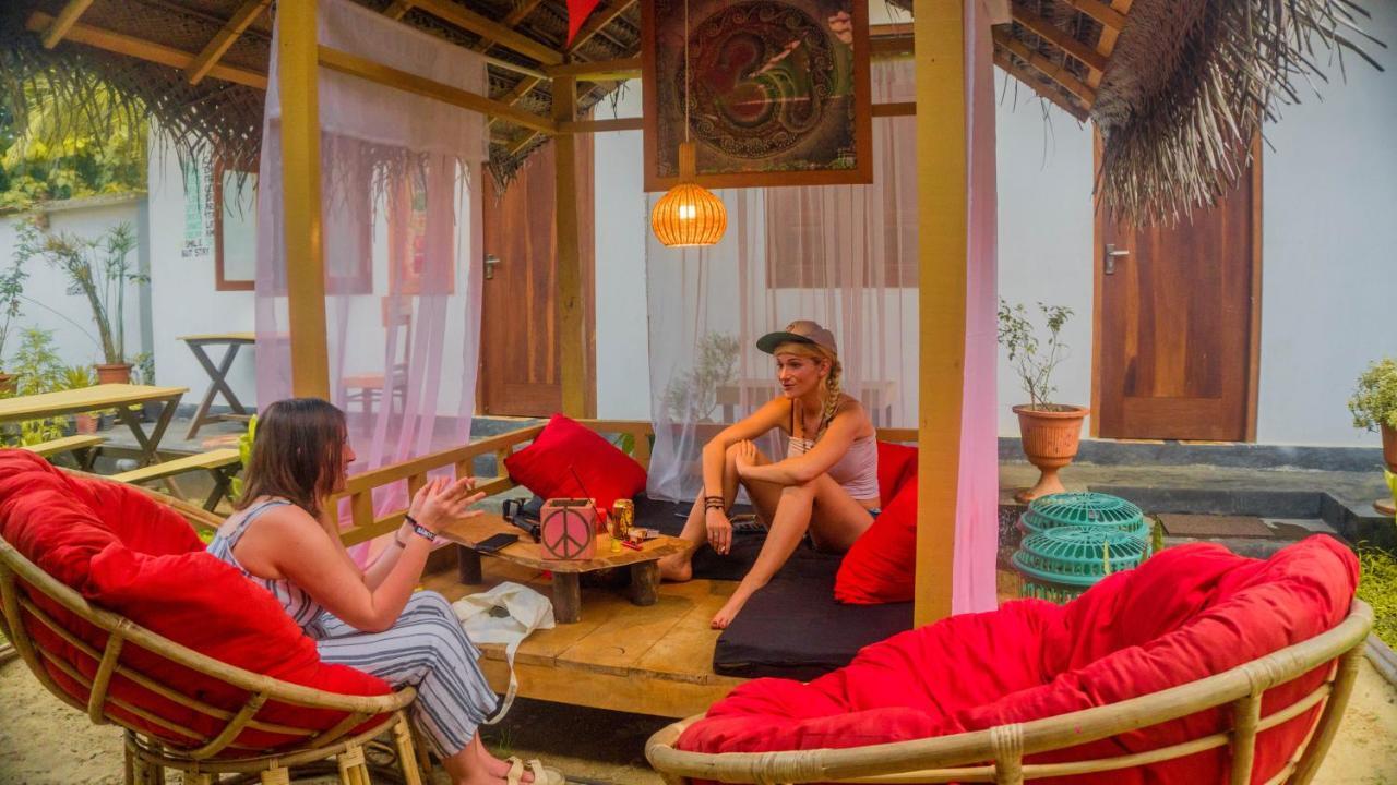 Lala's Place Хостел *