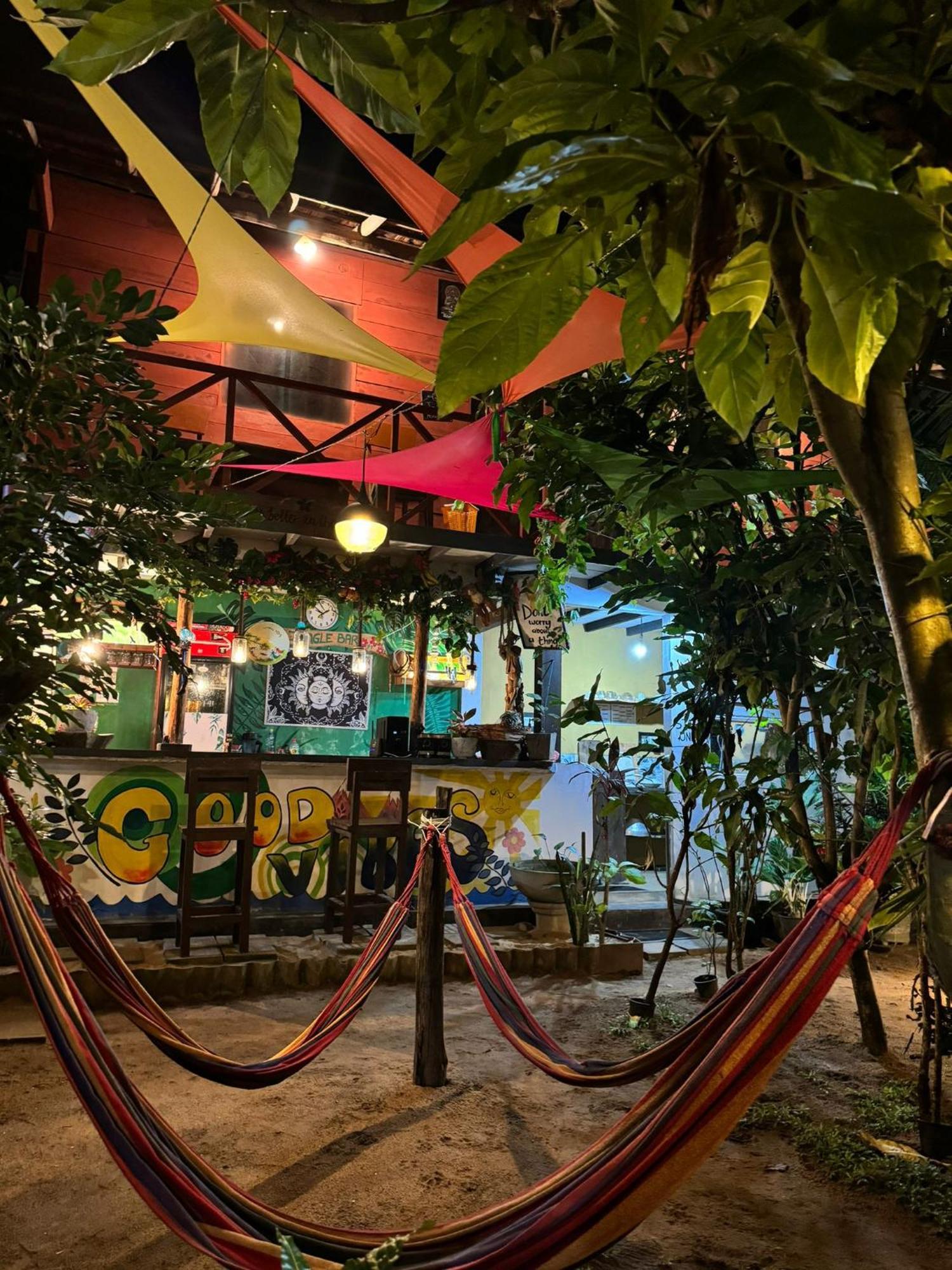 Lala's Place Хостел *